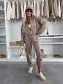 Détail d'un ensemble de jogging marron moka avec sweat à col zippé et pantalon assorti - S / Haut Et Bas / Kaki