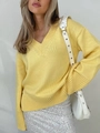 Dettaglio maglione giallo con scollo a V, polsini a coste e design a spalle cadenti - S / Giallo