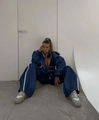 Détail du sweat à capuche bleu marine et pantalon large assorti avec rayures blanches - S / Bleu