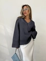 Dettaglio del maglione in maglia grigio antracite con scollo a V e polsini a coste - S / Nero