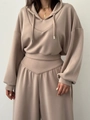 Dettaglio del set beige con pantaloni a vita a V e felpa con cappuccio corta - S / Albicocca