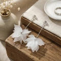 Elegant white frosted daisy flower earrings with silver needles for a minimalist look - E1956/Ear Clip 3D Matte Floral