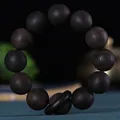 Bracelet bouddhiste en bois d'agar avec perles de 20mm polies et breloque gravée - 18mm*13 Perles / Bois d'Agar de Sol (Richesse & Fortune)