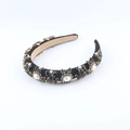 Detalle de diadema ancha de esponja con perlas, piedras negras y cristales brillantes - Estilo Beige (D)