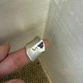 Anillo ancho plateado minimalista forma irregular pulida usado en el dedo - Anillo Ancho Grueso Irregular Plateado