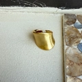 Anillo abierto ancho dorado moderno con textura mate cepillada y diseño de ondas único - Anillo Ancho Grueso Irregular Cepillado Dorado