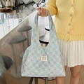 Sac fourre-tout à imprimé floral avec motifs de nœuds porté par un mannequin - Noeud à Carreaux Bleus