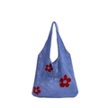 Hellblaue gestrickte Netztasche mit roten Blumenakzenten und Häkelmuster-Design - Blau mit rotem Blumendruck