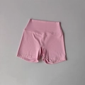 Pantaloncini yoga rosa a vita alta in tessuto rapida asciugatura, vista piatta su grigio - Rosa chiaro