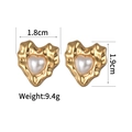 Detail view of heart earrings with dimensions 1.8x1.9cm and weight 9.4g in gold finish - Hammered Heart Artificial Pearl Style (841-02)