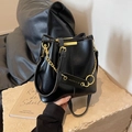 Sac seau noir chic avec chaîne dorée et détails métalliques élégants et raffinés - Noir