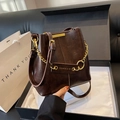 Sac seau marron foncé brillant avec chaîne dorée dans un coffret cadeau chic - Marron