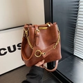 Sac seau rétro marron en cuir grainé avec chaîne dorée et bandoulière réglable - Marron