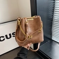 Sac seau chic en cuir marron avec chaîne dorée et bandoulière réglable au soleil - Sable