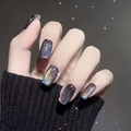 Détail d'ongles à presser en amande carrée avec effet magnétique œil-de-chat holographique - Aurore Holographique Œil de Chat (CW227)