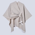 Detailansicht eines beigen Strickponchos mit feiner Textur und weißen Fransenquasten - Oberteile / 130x150cm / Melange Khaki (Quastenbindung Melange Khaki)