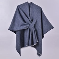 Scialle poncho in maglia grigio-blu tinta unita con dettagli di frange bianche e torsione - Navy con Frange Bianche