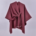 Poncho stile cashmere rosso scuro con taglio asimmetrico, fibbia e bordi con frange - Rosso Vino con Frange Bianche