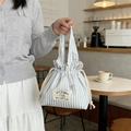 Blau gestreifte Canvas-Handtasche mit Kordelzug, Hasen-Stickerei und Doppelgriffen - Weiß Blau Gestreift Blauer Bogen