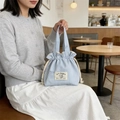 Hellblaue gestreifte Segeltuch-Handtasche mit Schleifenstickerei und Hasen-Aufnäher - Blau Weiß Gestreift Blauer Bogen