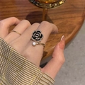 Verstellbarer goldener Ring mit schwarzer Kamelienblüte und mikro-eingelegten Kristallen - Gold Schwarze Kamelie Stil (J582)