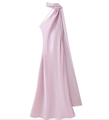 Detail eines eleganten lavendelfarbenen Satin-Neckholder-Kleides mit langem Schal - Rosa