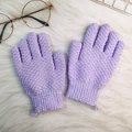 Paar lila Peeling-Handschuhe mit Fünf-Finger-Design und grober Schrubbstruktur - 1 Paar / Lila