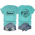 Détail du t-shirt vert lac avec impression au dos Crazy Proud et short en jean - Bleu Eau Profonde (Police Noire)