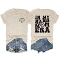 Λεπτομέρεια μπροστά και πίσω από το t-shirt Band Mom Era με καρδιές και νότες - S / Sand (Μαύρο Τύπωμα)