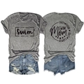 Grijs katoenen T-shirt met Swim Mom opdruk en denim short op witte achtergrond - S / Donkergrijs (Zwart Lettertype)