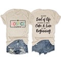 Voor- en achteraanzicht van havermout t-shirt met Hospice Nurse print en denim shorts - S / Zand (Zwarte Grafiek)