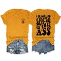 Gedetailleerd voor- en achteraanzicht van een oranje grafisch T-shirt en denim shorts - S / Mosterdgeel (Zwarte Afdruk)