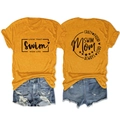 Geel T-shirt met Swim Mom print en gescheurde denim shorts als platte weergave - S / Mosterdgeel (Zwart Lettertype)