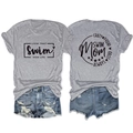 Détails avant et arrière du t-shirt gris avec impression 'Swim Mom Life' et 'Always Loud' - Gris Clair (Police Noire)