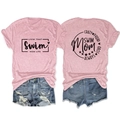 Détail d'un t-shirt rose avec typographie noire et emblème circulaire au dos du vêtement - Rose (Texte Noir)