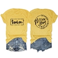 Vue détaillée avant et arrière du t-shirt jaune Swim Mom avec lettrage noir imprimé - Jaune (Police Noire)