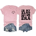 Vue détaillée avant et arrière du t-shirt rose Band Mom Era avec short en jean - Rose (Imprimé Noir)