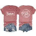 Détail du t-shirt chiné rouge swim mom avec impression au dos et short en jean déchiré - Or Rose (Police Blanche)