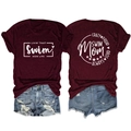 Détail du t-shirt bordeaux avec impression graphique et short en jean vieilli - Rouge Vin (Police Blanche)