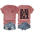 Détail de l'imprimé In My Band Mom Era sur t-shirt rose poudré avec motif musical - Or Rose (Imprimé Noir)