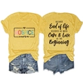 Vue avant et arrière du t-shirt jaune Hospice Nurse avec citation et short en jean - Jaune (Motif noir)