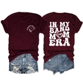 Détails avant et arrière du t-shirt bordeaux In My Band Mom Era avec notes de musique - Rouge Vin (Imprimé Blanc)