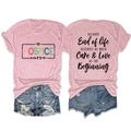 Vue détaillée du dos d'un t-shirt rose avec citation et motif léopard en forme de cœur - Rose (Motif Noir)