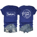 Détail du t-shirt bleu marine avec imprimés Swim Mom et texture en maille décontractée - Bleu Vintage (Police Blanche)