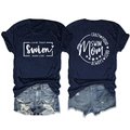 Détails avant et arrière du t-shirt bleu en coton avec impression lettrage Swim Mom - Bleu Marine (Police Blanche)