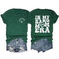 Détails des impressions avant et arrière du t-shirt vert foncé In My Band Mom Era - Vert Vintage (Imprimé Blanc)
