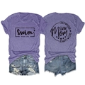 Détails recto-verso du t-shirt violet Swim Mom et de son short en jean assorti - Violet (Police Noire)