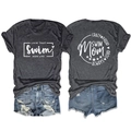 T-shirt gris foncé Swim Mom avec imprimé graphique cœur et col rond pour femmes - Gris Chiné (Police Blanche)