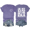 Détail du t-shirt violet avec imprimé Band Mom Era et short en jean bleu délavé - Violet (Imprimé Blanc)