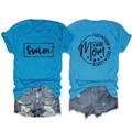 Vue détaillée de l'impression recto-verso sur le t-shirt bleu Swim Mom et dos - Bleu Lac (Police Noire)